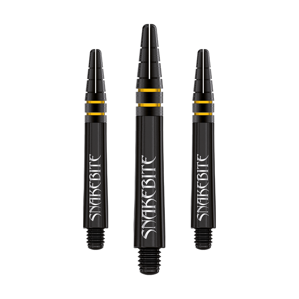 C798_Red_Dragon_Nitrotech_Peter_Wright_Shafts_Schwarz_1 Das Bild zeigt drei schwarze Dartschäfte mit gelben Ringen und der Aufschrift "Snakebite". Es handelt sich um die Red Dragon Nitrotech Peter Wright Shafts Schwarz in 39mm Länge.