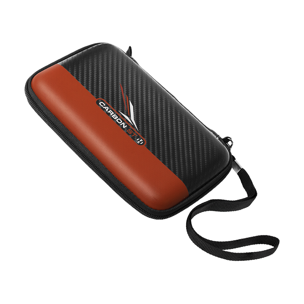 HRT-32020_Harrows_Carbon_ST_Pro6_Dartcase_Rot_1 Das Bild zeigt ein Dartcase mit einem schwarzen und roten Design. Es hat einen Reißverschluss und eine Handschlaufe zum einfachen Tragen.