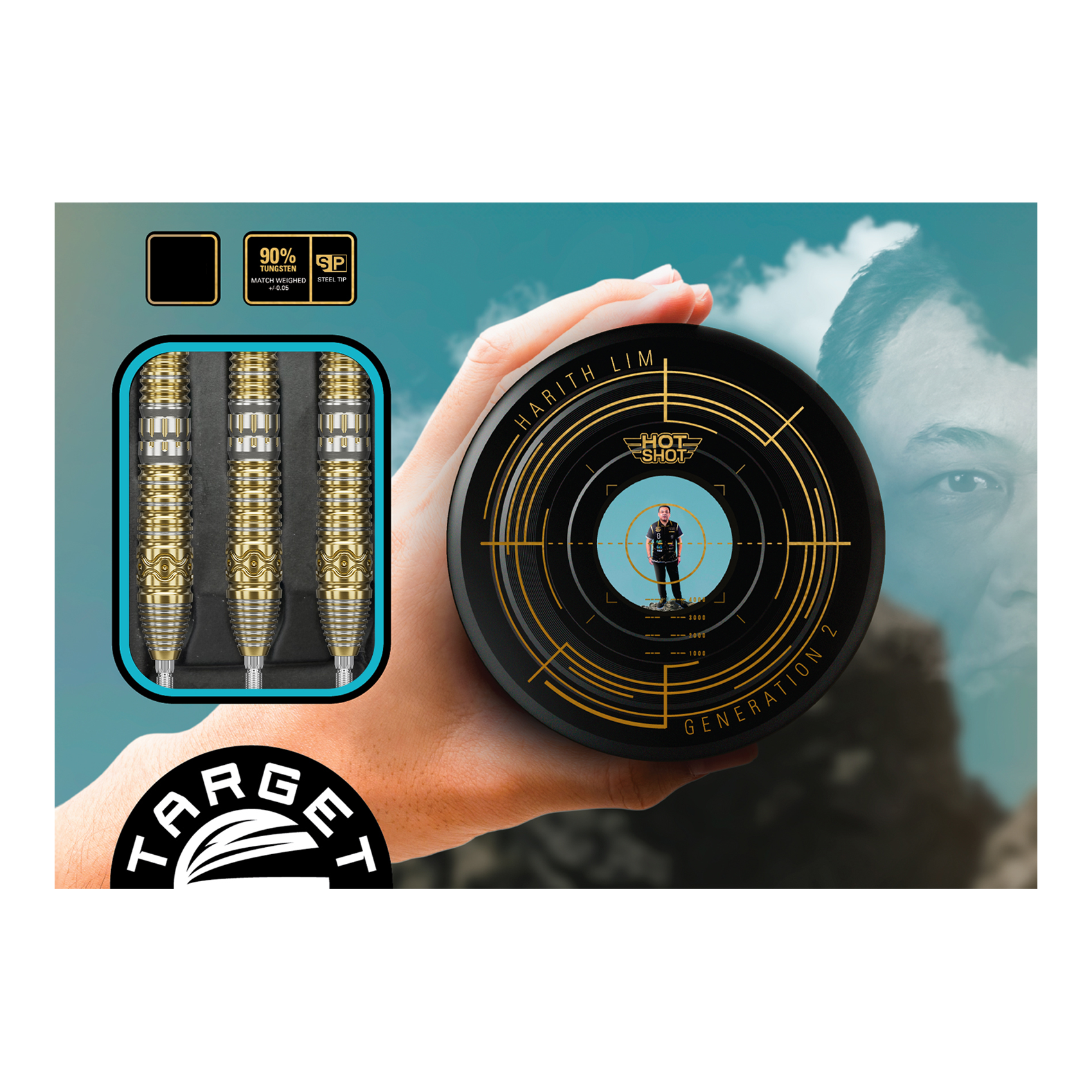 Target Japan Hot Shot GEN2 Steeldarts - 23g Das Bild zeigt das Produkt "Target Japan Hot Shot GEN2 Steeldarts - 23g" in einer ansprechenden Verpackung. Links sind die drei gold-silbernen Steeldarts zu sehen, rechts die runde Verpackungsbox mit Design und Zielscheibenmotiv.