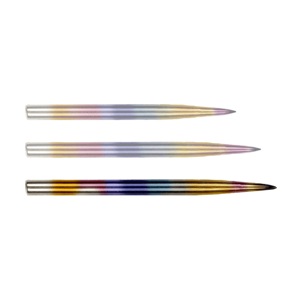 Auf dem Bild sind drei Dartspitzen aus Stahl zu sehen. Sie haben eine schöne Regenbogenfärbung entlang der gesamten Länge.