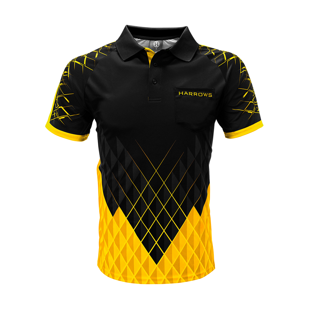 HRS-26517_Harrows_Paragon_Dartshirt_Gelb_1 Das Bild zeigt das Harrows Paragon Dartshirt in Gelb. Das Shirt hat ein auffälliges schwarz-gelbes Muster mit geometrischen Linien und dem Harrows-Logo auf der Brust.