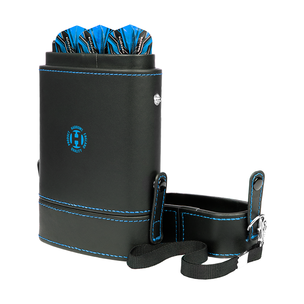 HRT-16419_Harrows_Prima_Dartcase_Aqua_3 Das Bild zeigt das Produkt "Harrows Prima Dartcase", ein elegantes Dart-Case in Schwarz mit blauen Nähten. Im Case sind mehrere zusammengebaute Darts mit blauen Flights sichtbar und es hat einen Trageriemen.