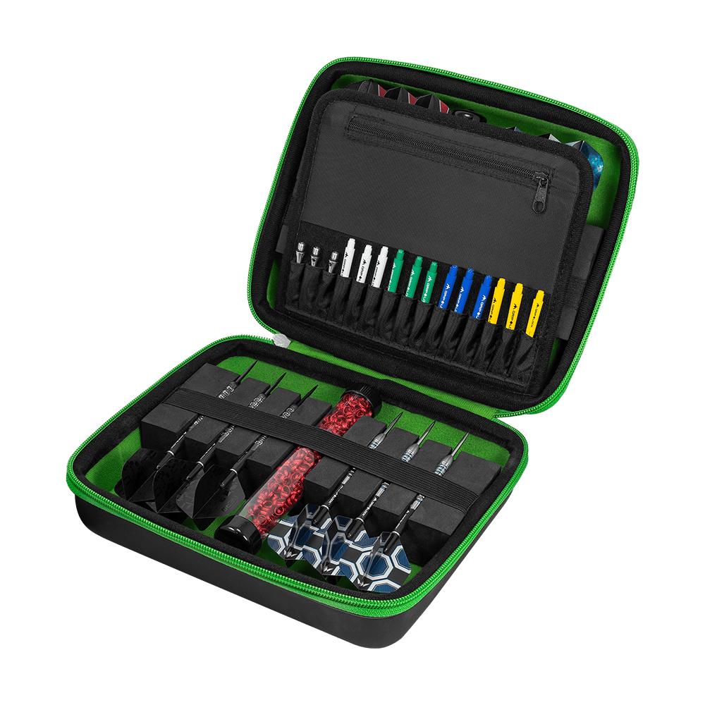 Mission Luxor Dart-Wallet Die Abbildung zeigt ein geöffnetes Dart-Set in einer schwarzen Tasche mit grünem Rand. Im Inneren befinden sich mehrere Darts, Ersatzteile und Zubehör ordentlich sortiert.