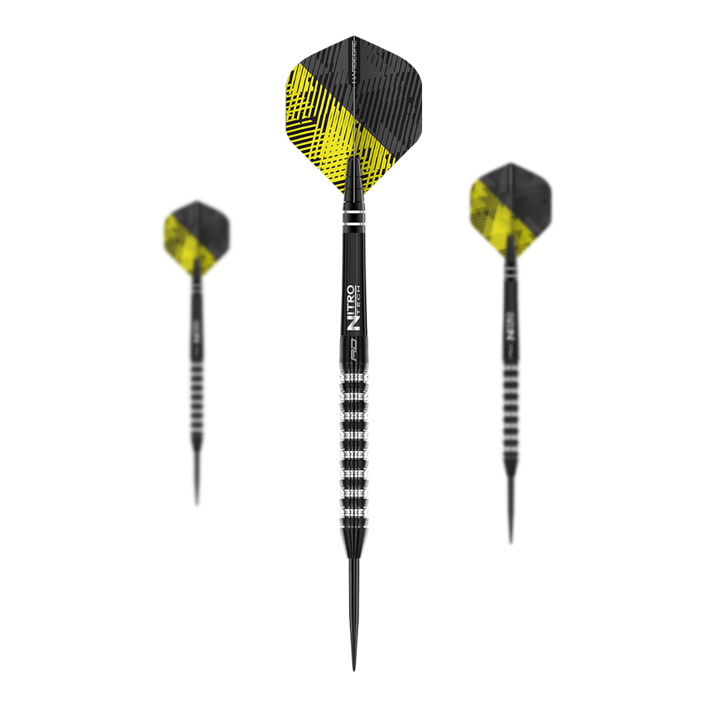 Red Dragon Razor Edge Elite Steeldarts Auf dem Bild sind drei Steeldarts mit schwarzen und silbernen Griffen zu sehen. Die Flights haben ein schwarz-gelbes Muster.