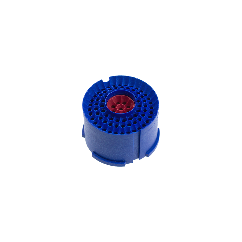 LW1_L-wen_Dart_Ersatzfelder_Bullseye_1 Das Bild zeigt das Produkt "Löwen Dart Original Ersatzfelder". Es ist ein rundes Ersatzteil aus Kunststoff in Blau und Rot mit vielen kleinen Löchern.