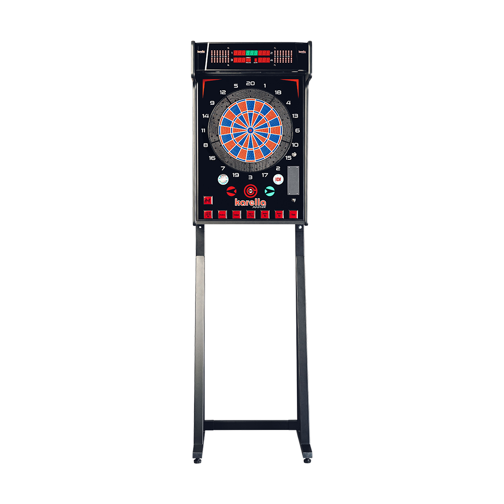 Auf dem Bild ist der Karella E-MASTER Dartautomat ohne Münzeinwurf zu sehen. Das Gerät steht auf zwei Beinen und hat eine elektronische Dartscheibe mit verschiedenen Bedientasten.