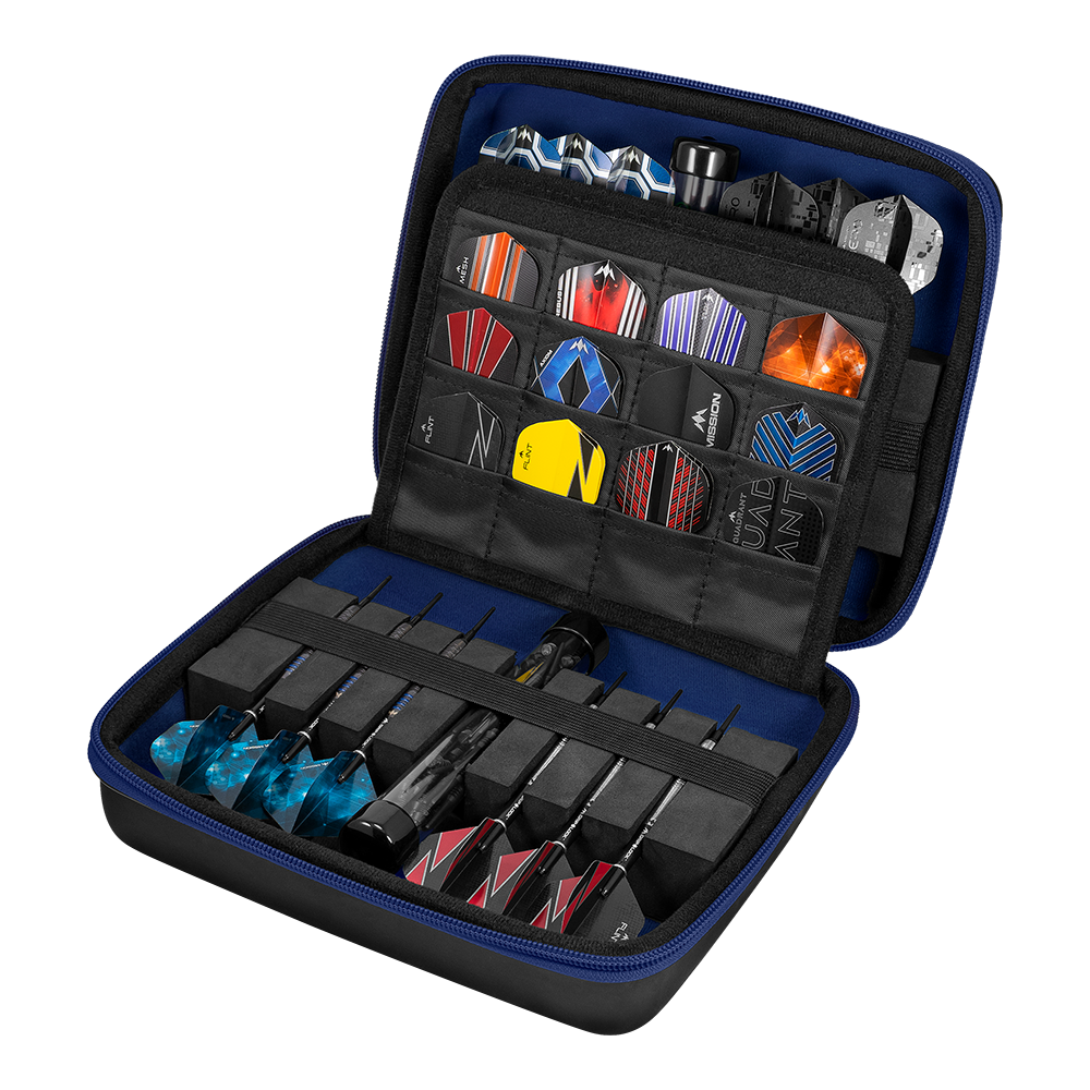 Mission Luxor Dart-Wallet In diesem Bild ist ein aufklappbares Dart-Etui zu sehen, das verschiedene Darts und Dart-Flights ordentlich sortiert enthält. Die Außenseite des Etuis ist schwarz, während das Innere blau gefüttert ist.