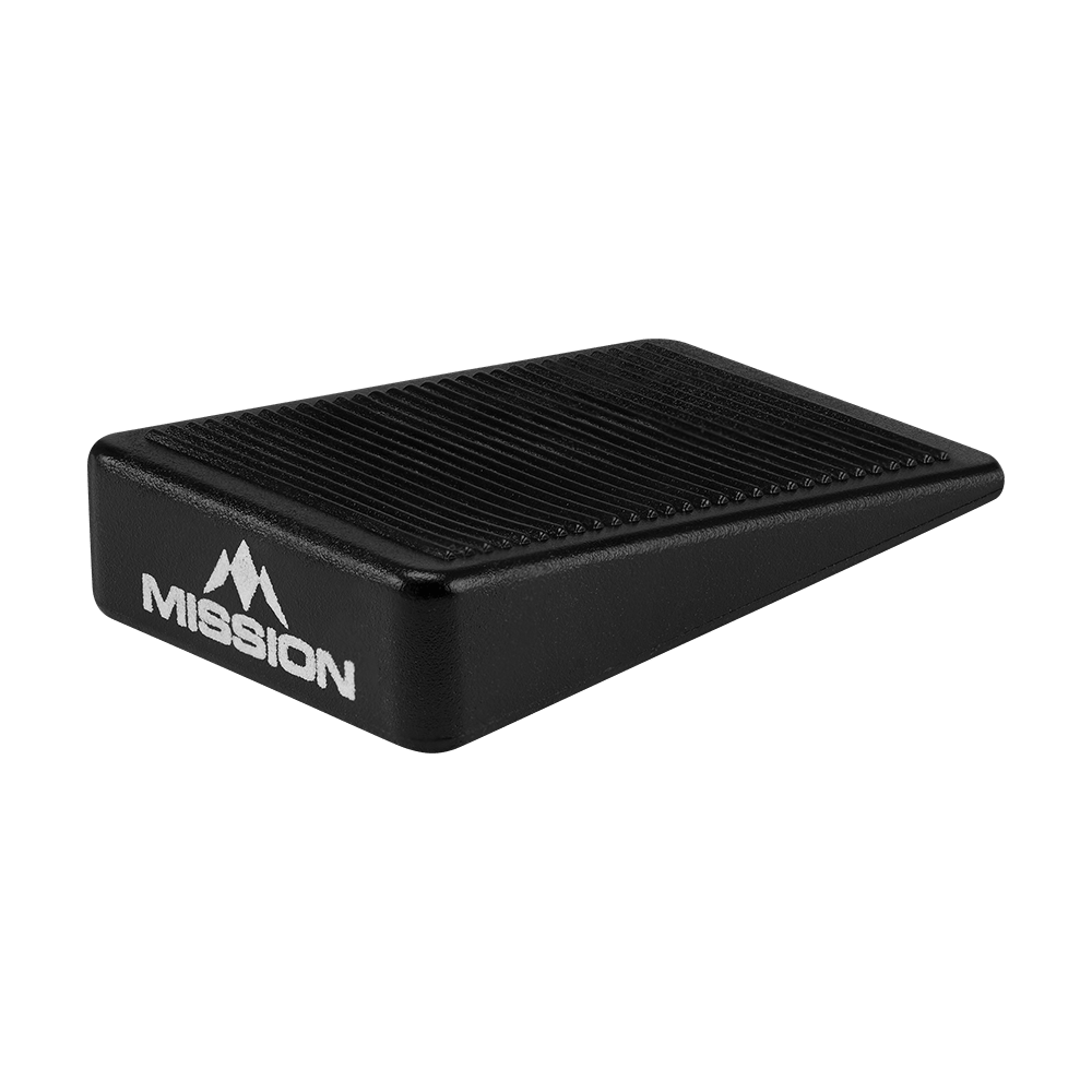 Mission Dartboard Wedges Abstandshalter (8er-Set) Das Bild zeigt einen schwarzen Keil mit der Aufschrift "MISSION". Es handelt sich um einen Abstandshalter für Dartboards aus dem 8er-Set "Mission Dartboard Wedges Abstandshalter".