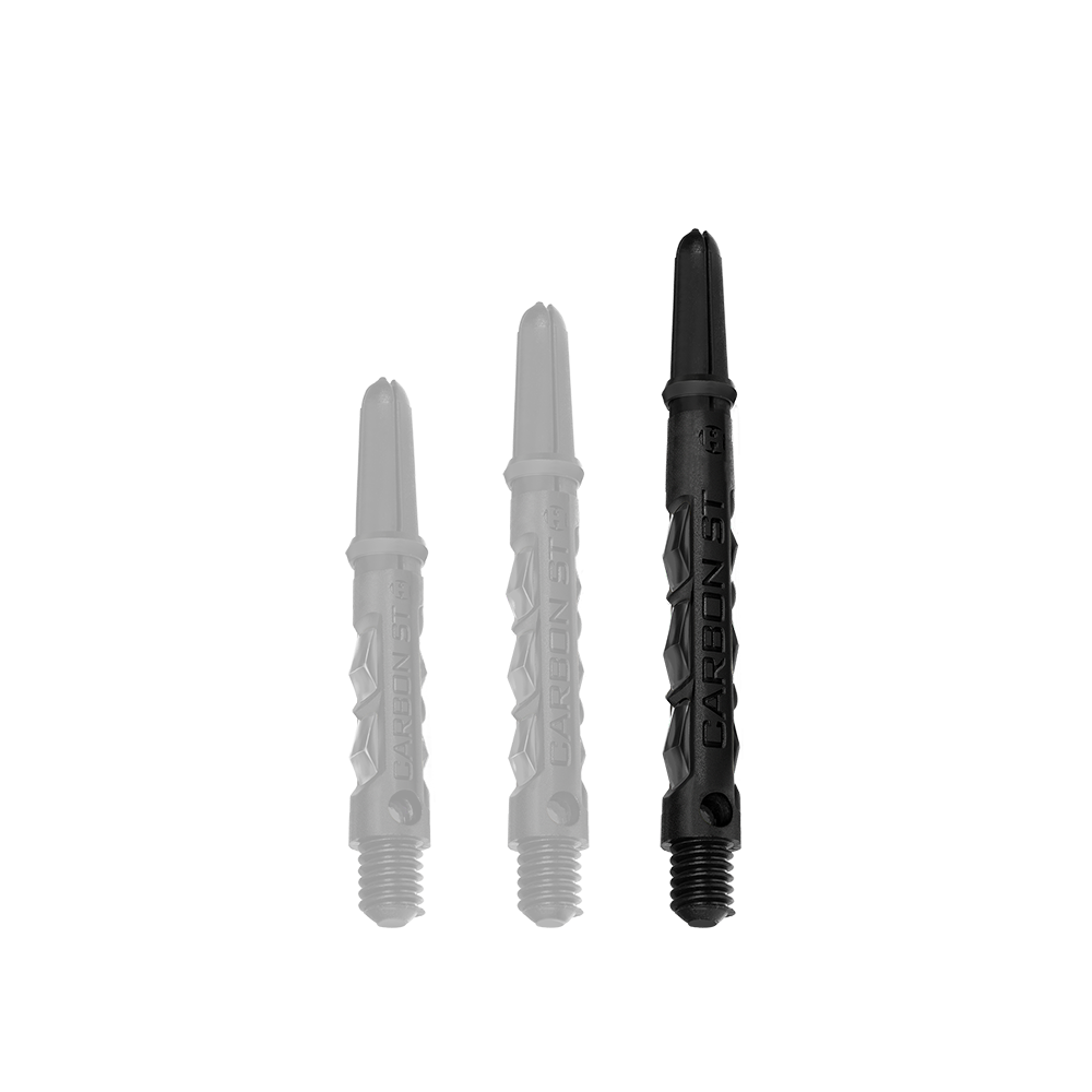 HR436_Harrows_Carbon_ST_Shafts_Schwarz_47mm_1CxJzmQ3oifH1N Das Bild zeigt drei schwarze Harrows Carbon ST Shafts in unterschiedlichen Längen. Die Shafts haben eine strukturierte Oberfläche und die Aufschrift "CARBON ST".