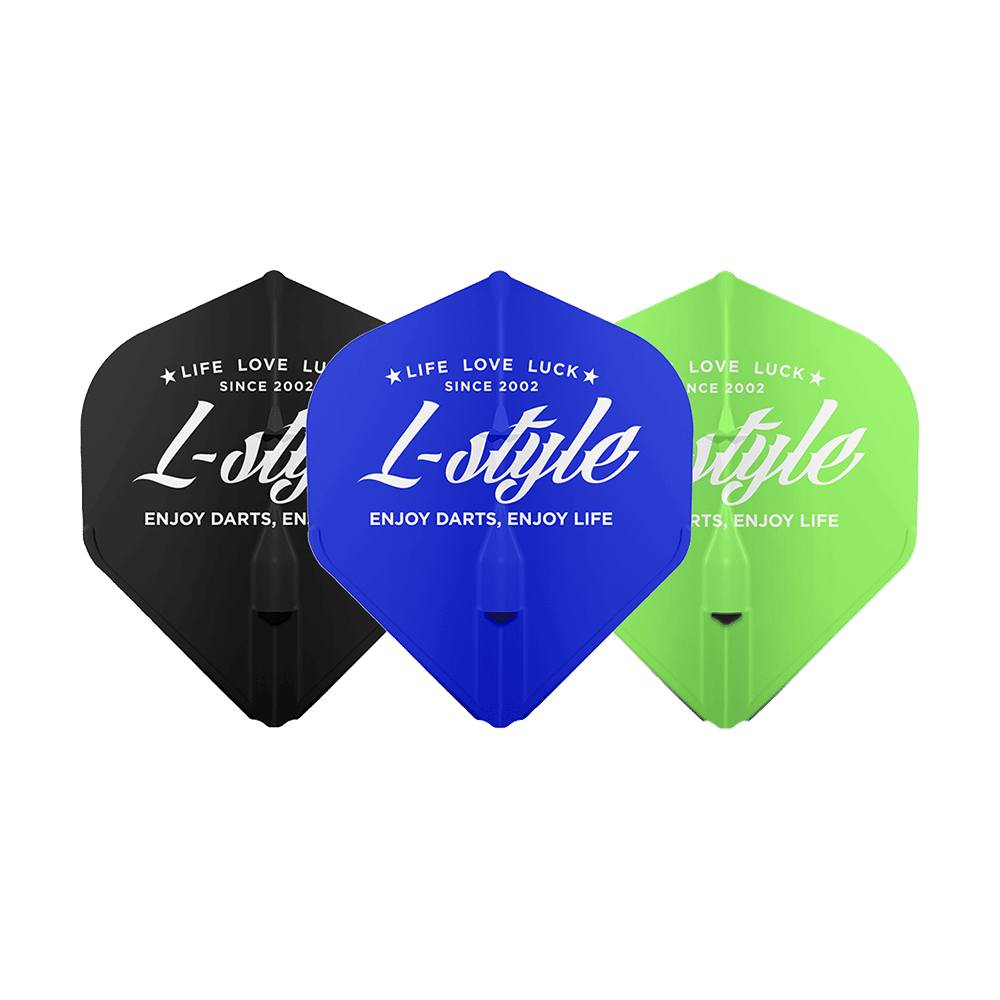 LSF651_L-Style_Vintage_Logo_TypeA_L1EZ_Flights_1_ Das Bild zeigt drei Dart-Flights des Produkts "L-Style Vintage Logo Type A L1EZ" in den Farben Schwarz, Blau und Grün. Auf jedem Flight steht der Schriftzug „L-style – Enjoy Darts, Enjoy Life“.