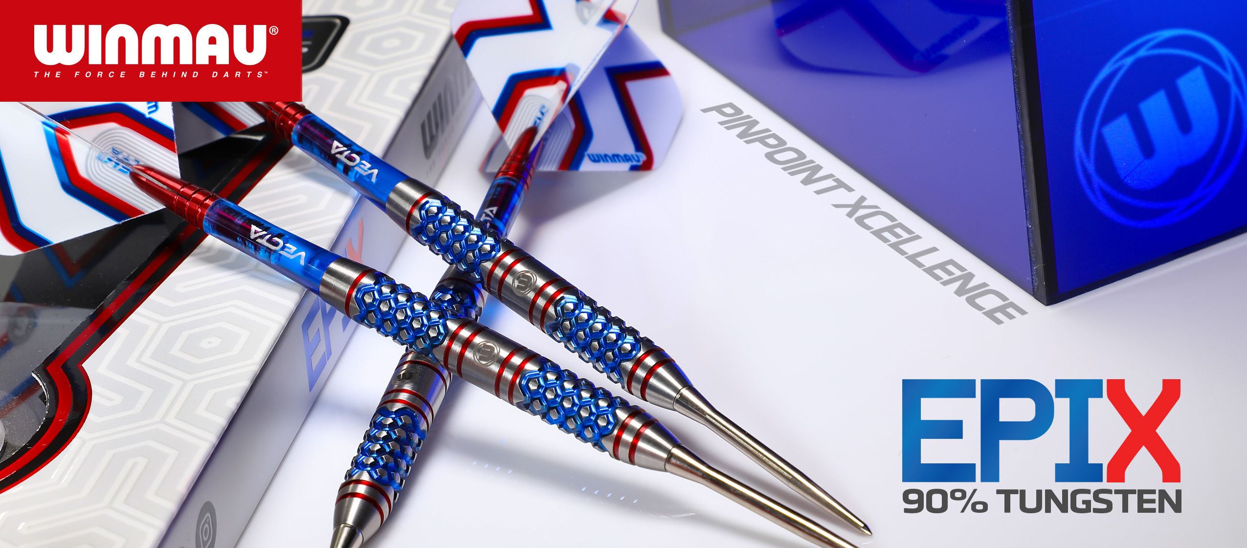Auf dem Bild sind drei bunte Dartpfeile mit auffälligen blauen und roten Akzenten zu sehen. Im Hintergrund steht "WINMAU" und "EPIX 90% TUNGSTEN" sowie "PINPOINT XCELLENCE".