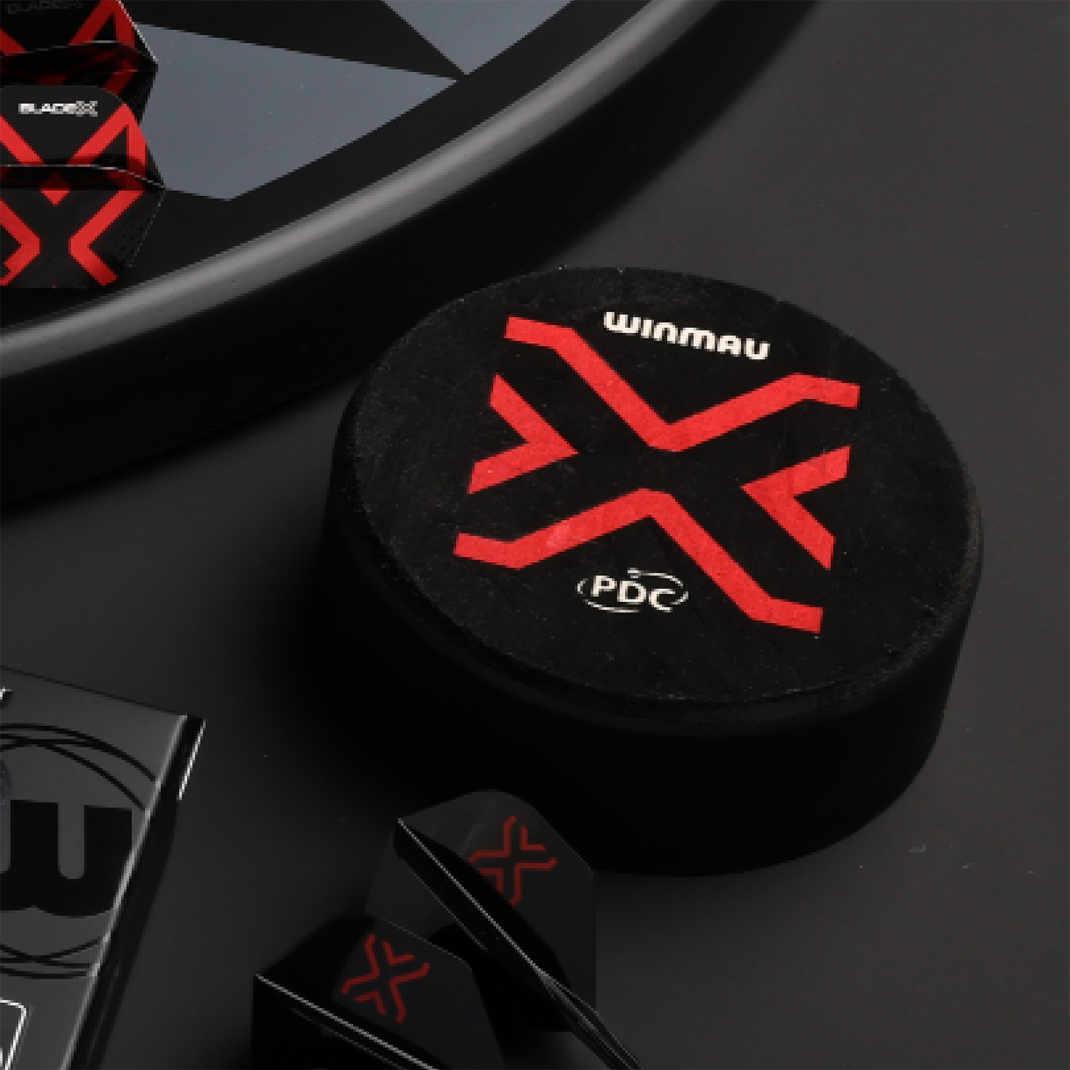 Winmau Dart Dock Blade X Dartständer Der Winmau Dart Dock Blade X Dartständer ist auf dem Bild zu sehen. Es handelt sich um einen modernen Dartständer für Dartspieler.