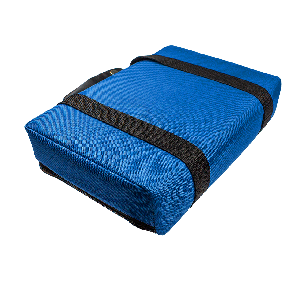 Pak3_Master_Pak_Darttasche_Blau_348YtRM5DI55f4 Die Abbildung zeigt die Master Pak Darttasche. Sie ist rechteckig, blau und hat zwei schwarze Streifen.
