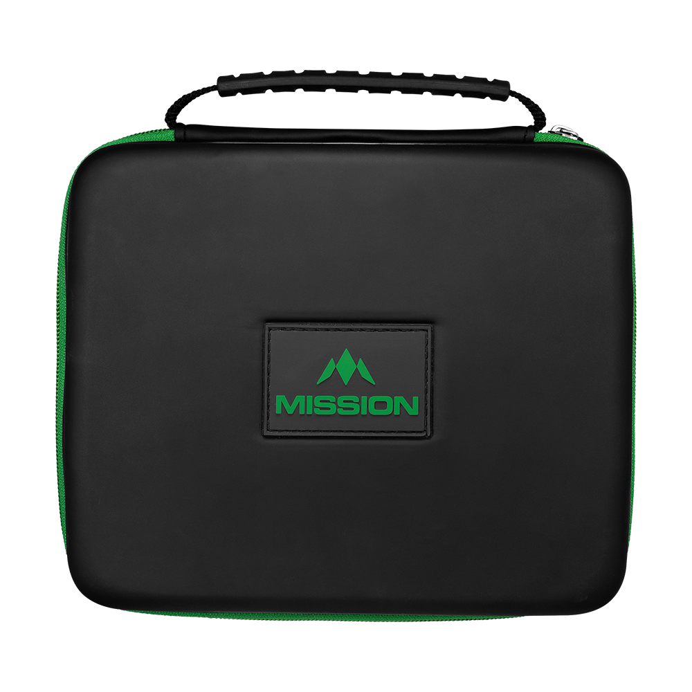 Mission Luxor Dart-Wallet Dies ist ein schwarzes Etui mit einem grünen Reißverschluss und einem Tragegriff. Auf der Vorderseite befindet sich ein grünes Logo und der Schriftzug "MISSION".
