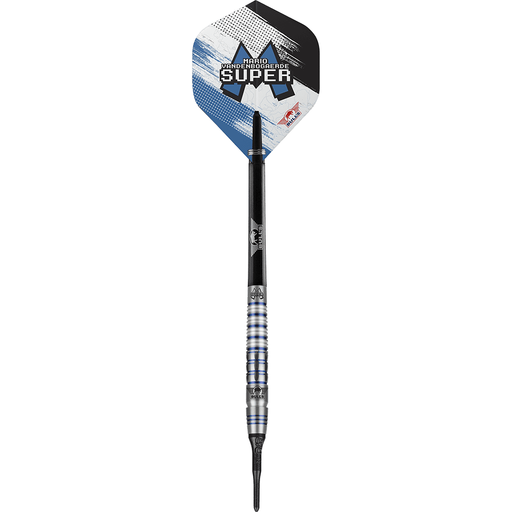 BU27718_BullsNL_Mario_Vandenbogaerde_90_Softdarts_1uchjtvh2vohHB Das Bild zeigt einen Softdart mit der Aufschrift "Mario Vandenbogaerde SUPER" auf dem Flight. Der Dart hat ein silbernes und blaues Design und wiegt 20 Gramm.
