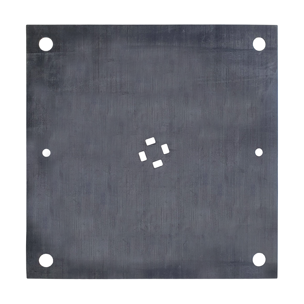 DKS01_L-wen_Dart_Original_Ersatzteile_Komplett_Set_2 Das Bild zeigt eine quadratische Metallplatte mit mehreren runden und quadratischen Löchern. Es handelt sich um ein Ersatzteil aus dem Löwen Dart Original Ersatzteile Komplett Set.