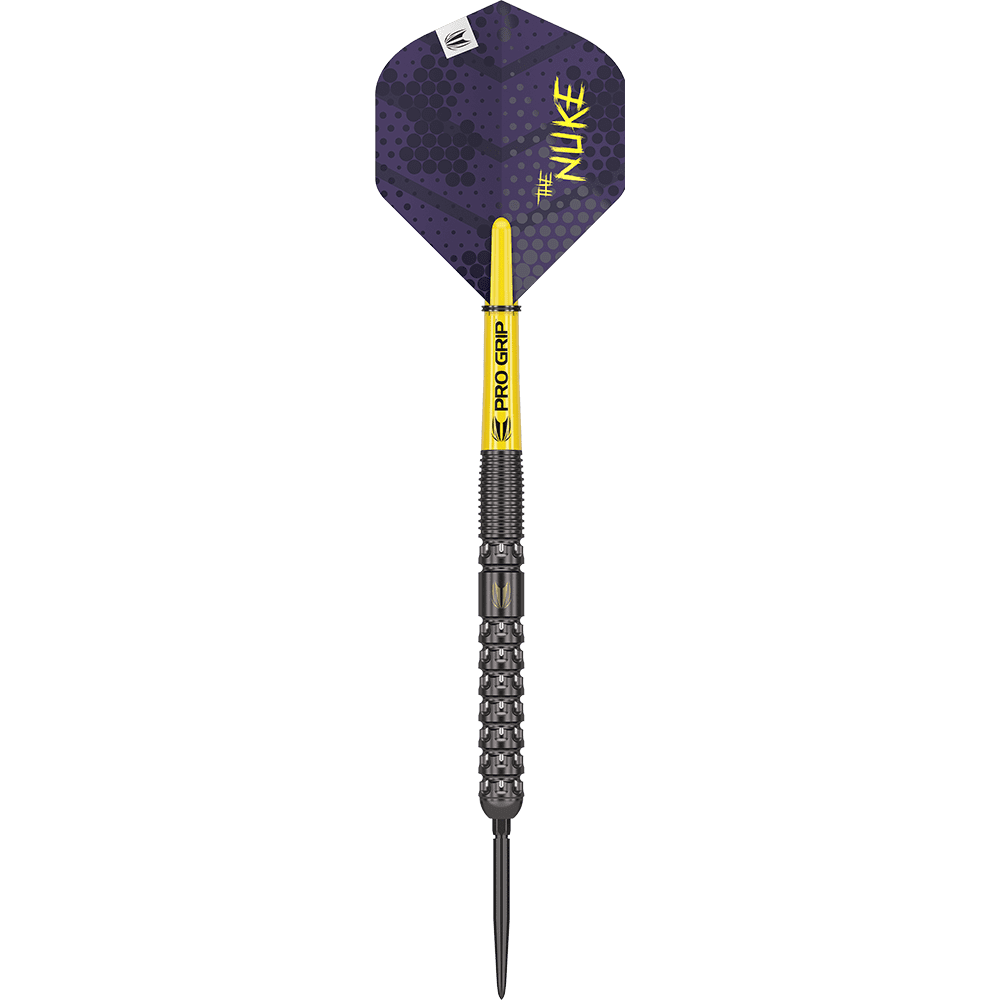 190229_Target_Luke_Littler_GEN1_Swiss_Point_Steeldarts_1chKVCnud0iKe7 Auf dem Bild ist ein Steeldart mit einer auffälligen, gelben „Pro Grip“-Schafte und einer dunkelblauen Flights zu sehen, auf dem „The Nuke“ steht. Der Barrel des Darts ist schwarz und hat eine strukturierte, gerillte Oberfläche.