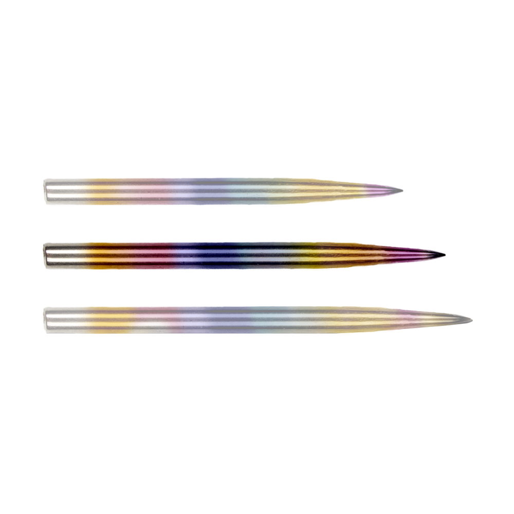 Auf dem Bild sind drei Steeldartspitzen zu sehen, die nebeneinander liegen. Sie haben eine auffällige Regenbogenfärbung.