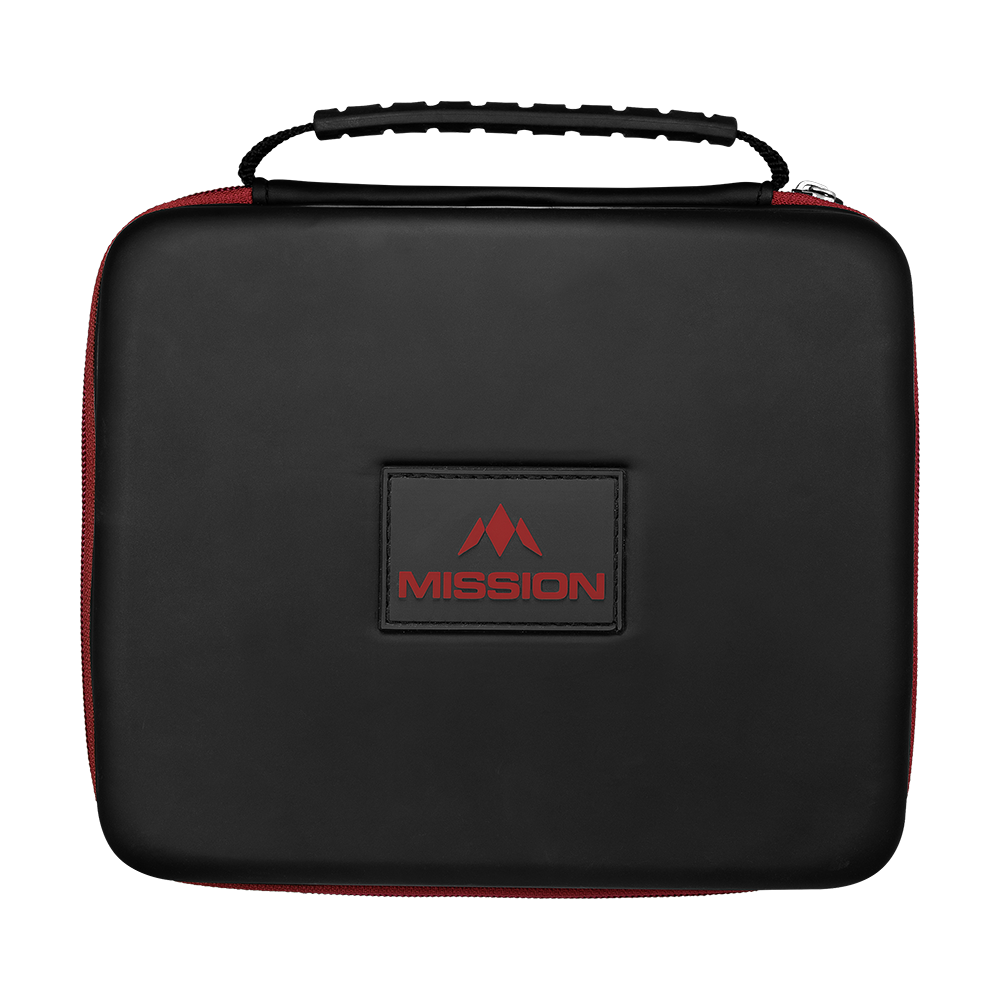 Mission Luxor Dart-Wallet Die Abbildung zeigt eine schwarze Tasche mit einem Henkel und rotem Reißverschluss. Auf der Vorderseite befindet sich ein rechteckiges Logo mit der Aufschrift „MISSION“ in Rot.