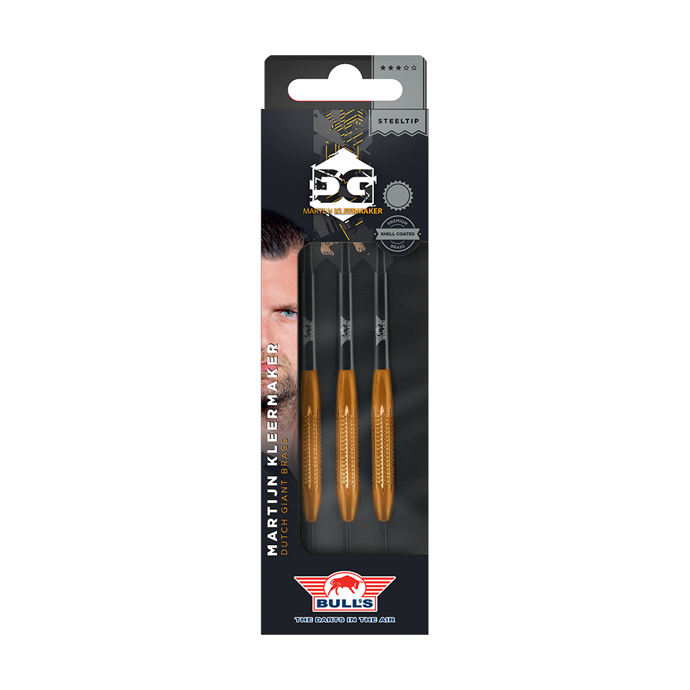 Das Bild zeigt eine Packung mit drei Bulls NL Martijn Kleermaker Dutch Giant Brass Steeldarts mit einem Gewicht von 21g. Die Darts haben goldene Griffe und sind in einer schwarzen Verpackung mit dem Namen und Bild des Spielers präsentiert.