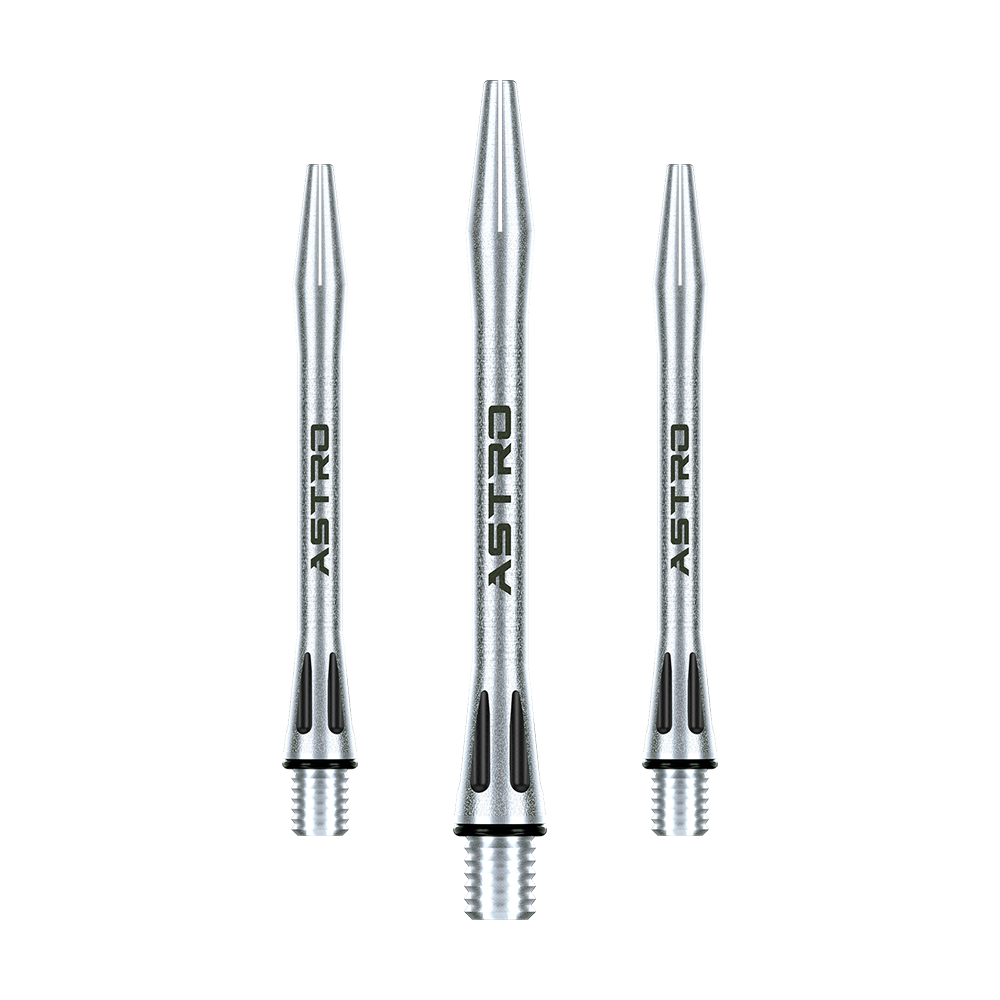 7012-201_Winmau_Astro_Aluminium_Shafts_Schwarz_46mm_1 Das Bild zeigt drei silberne Dartschäfte aus Aluminium mit der Aufschrift "ASTRO". Sie sind schlank gestaltet und haben schwarze Akzente am unteren Ende.