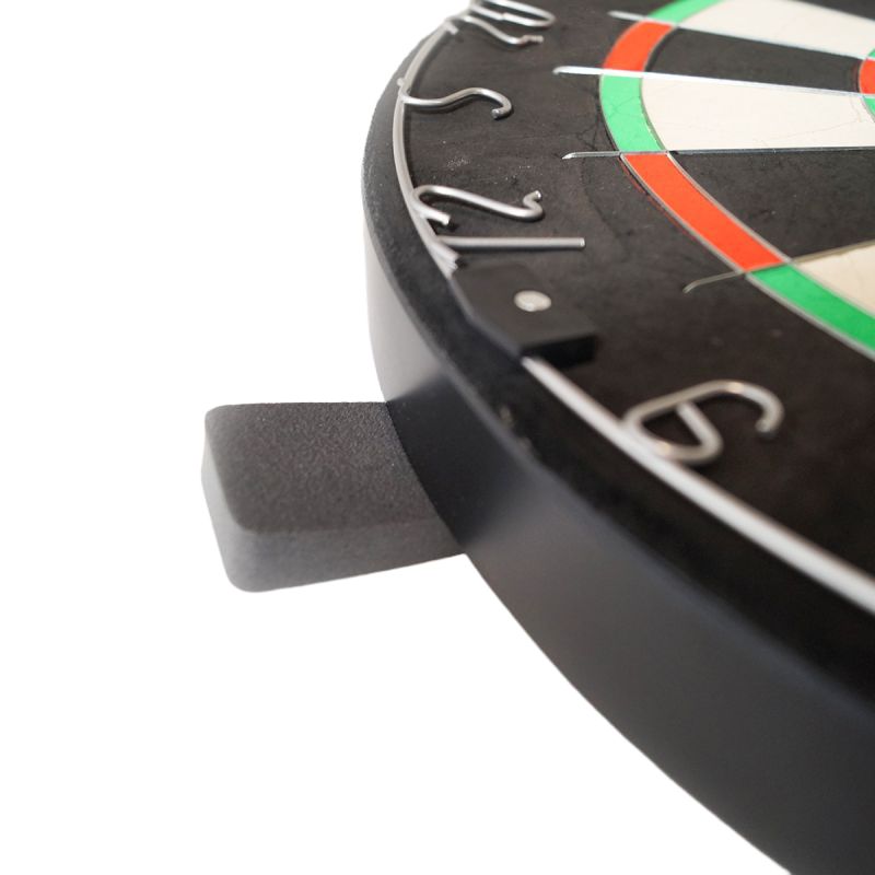 Hier ist das Karella Dartboard BullOut Set mit zwei Sätzen Steeldarts abgebildet. Das Set eignet sich für Dartspieler aller Erfahrungsstufen.