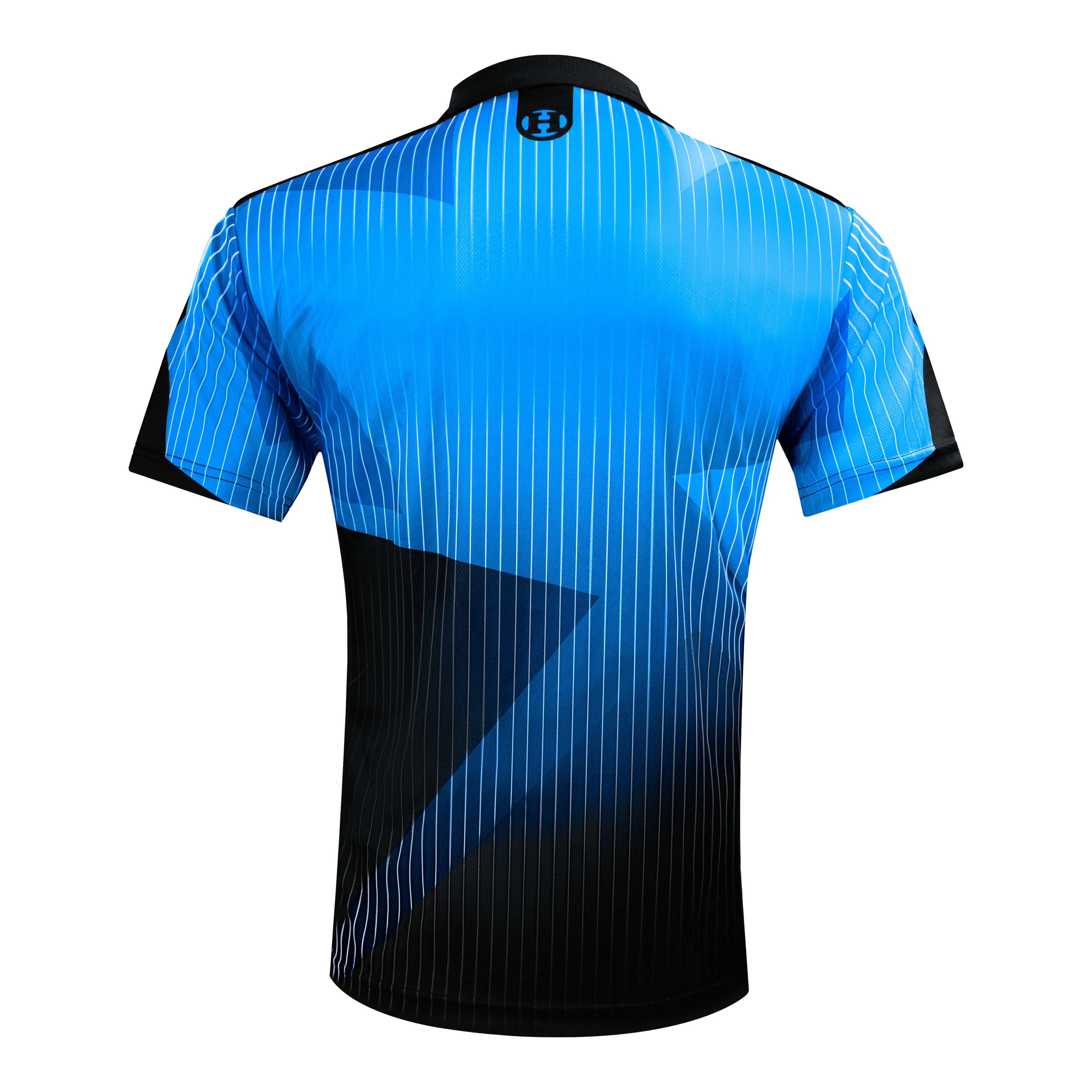 Harrows Shard Dartshirt - Blau Das Bild zeigt ein blaues Dartshirt mit schwarzen Akzenten und feinen weißen Streifen. Auf der Rückseite befindet sich oben ein kleines Harrows-Logo am Kragen.