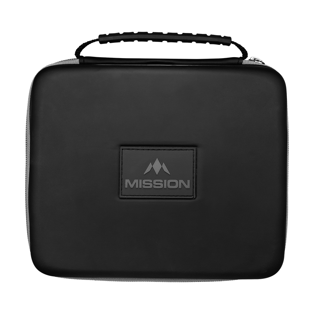 Mission Luxor Dart-Wallet Dies ist eine schwarze Aufbewahrungstasche mit einem Tragegriff oben. Auf der Vorderseite befindet sich ein graues Mission-Logo.