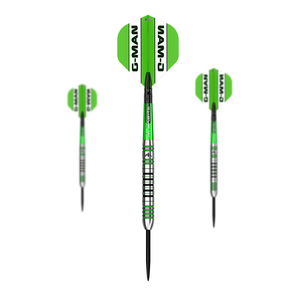 Mission Graham Hall Black Green Steeldarts - 22g Das Bild zeigt drei Steeldarts mit grün-schwarzem Design und silbernen Ringen am Schaft. Auf den Flights steht in schwarzer Schrift "G-MAN".