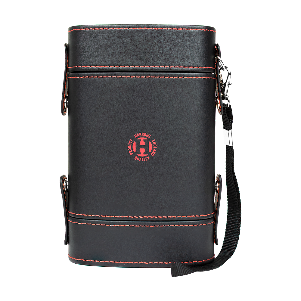 HRT-16402_Harrows_Prima_Dartcase_Red_2 Das Bild zeigt ein Harrows Prima Dartcase in schwarzer Farbe mit roter Naht. In der Mitte befindet sich ein rundes Harrows-Logo, und an der Seite ist ein schwarzer Trageriemen befestigt.