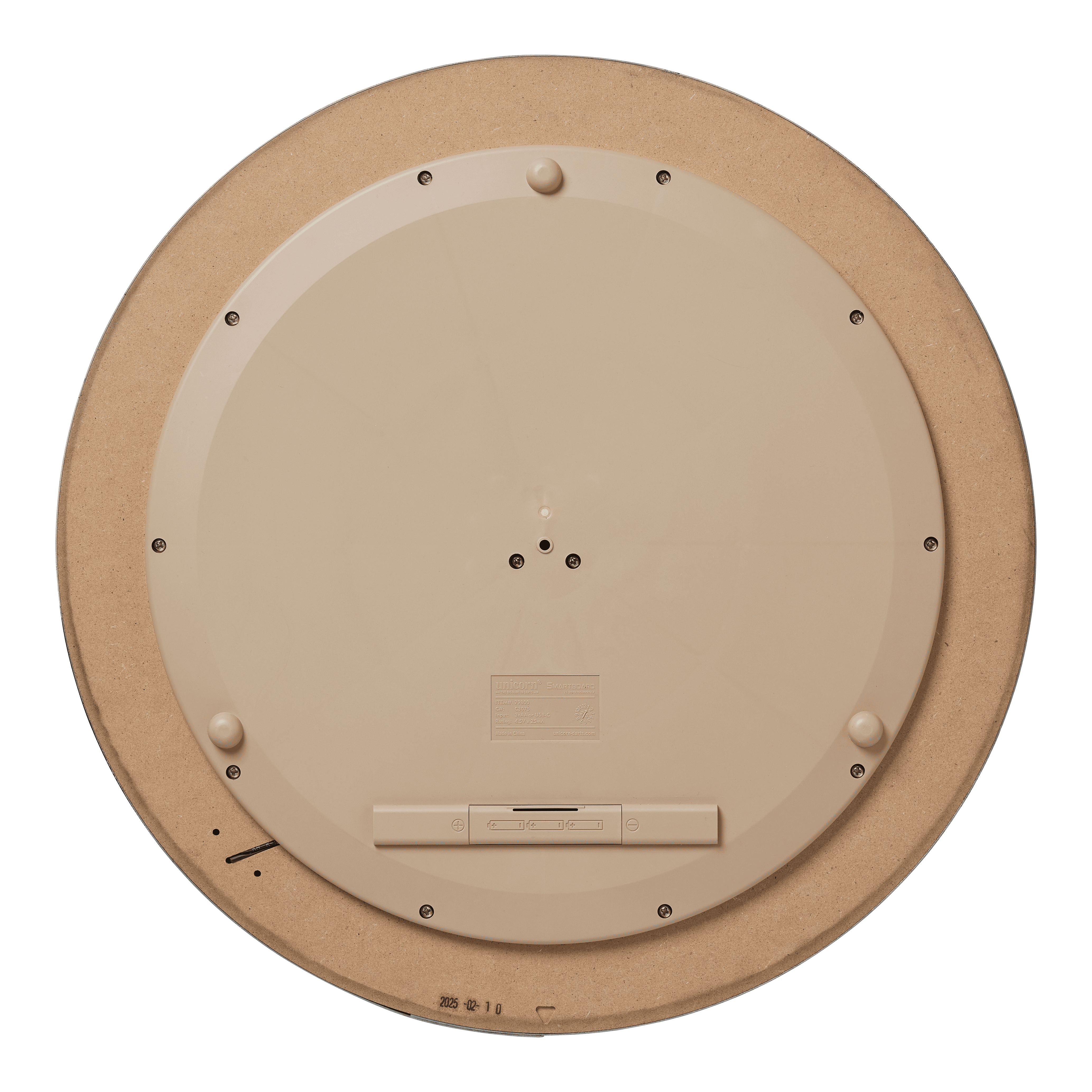 Dies ist die Rückseite des Unicorn Eclipse Smartboard Steeldartboards. Sie zeigt eine kreisförmige, beige Kunststoffabdeckung mit mehreren Schrauben und einem Batteriefach.