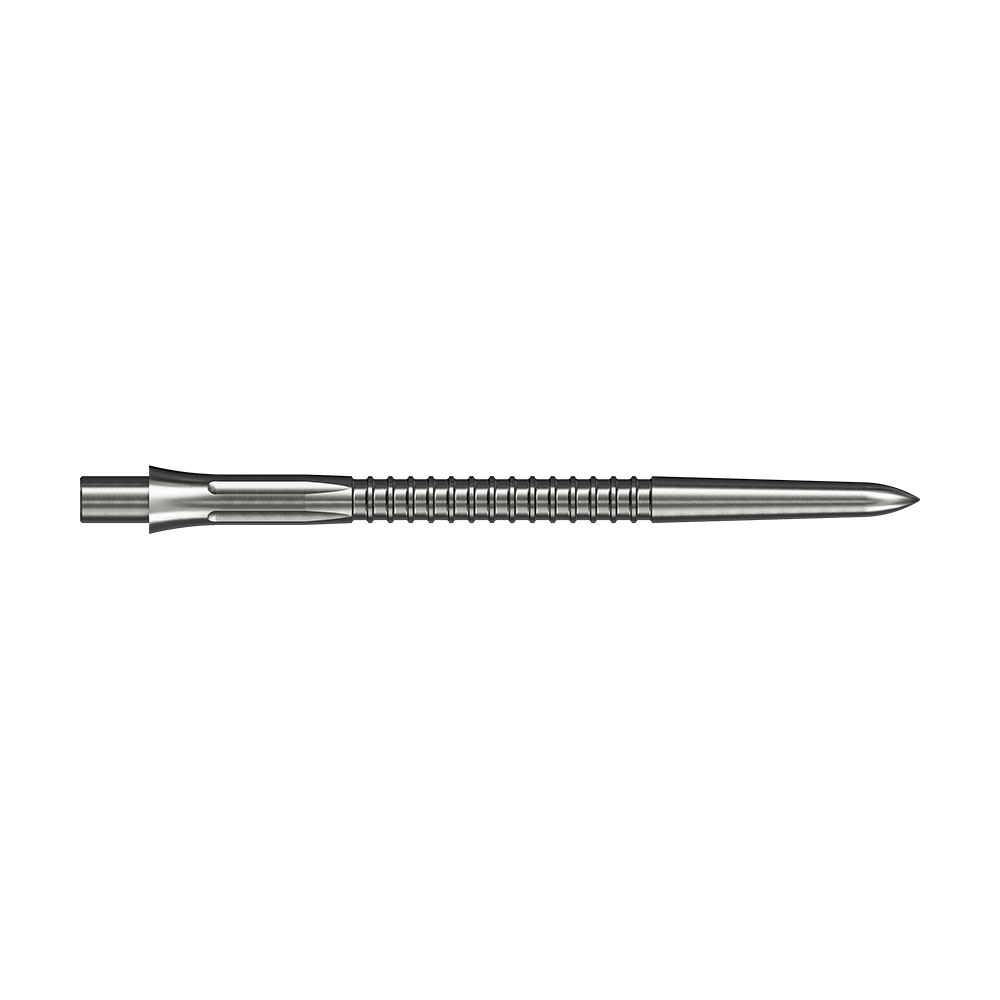 Silberne Steeldartspitzen sind auf weißem Hintergrund zu sehen. Die Spitze ist schlank und hat eine glänzende Oberfläche.