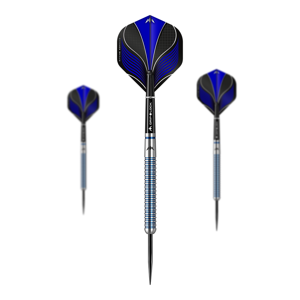 Mission Ritchie Edhouse Blue PVD Steeldarts Das Bild zeigt drei Steeldarts mit blauen Flights und silber-blauen Schäften. Der mittlere Dart ist frontal abgebildet, während die beiden anderen leicht seitlich zu sehen sind.
