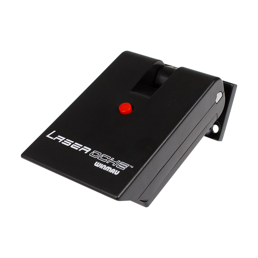 8510-Winmau-Laser-Oche-2QPicqBarR32f4 Das Bild zeigt das Produkt "Winmau Laser Oche". Es handelt sich um ein schwarzes Gerät mit einem roten Knopf und der Aufschrift "Laser Oche Winmau".