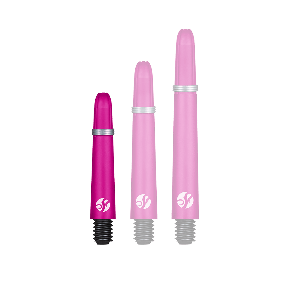 Shot Koi Carbon Shafts - Pink Das Bild zeigt drei pinkfarbene Dartschäfte in unterschiedlichen Längen. Jeder Schaft hat ein silbernes Band und ein weißes Logo am unteren Ende.