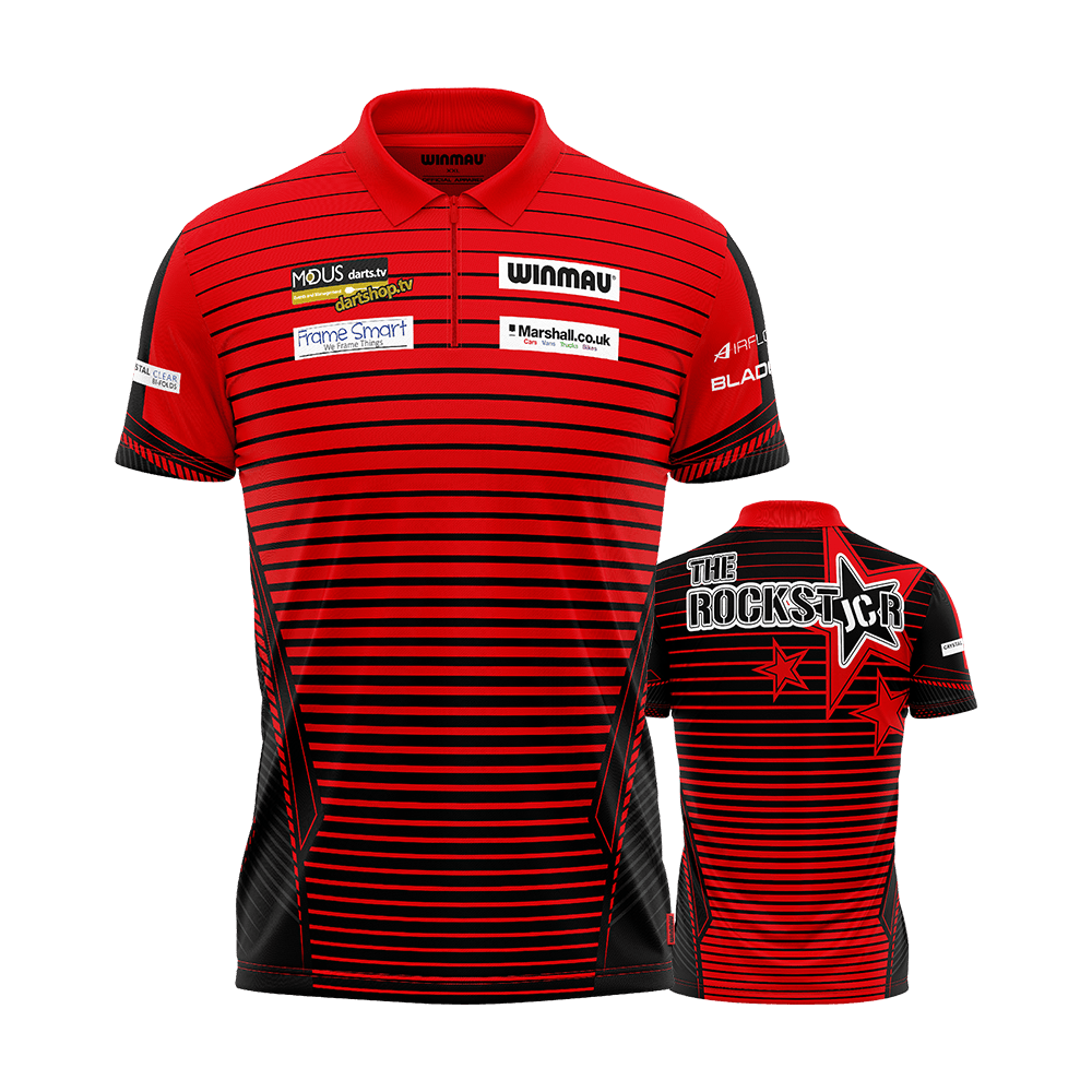 8414_Winmau_Joe_Cullen_Dartshirt_0 Das Bild zeigt das Winmau Joe Cullen Dartshirt in Rot mit schwarzen Streifen und verschiedenen Sponsorenlogos auf der Vorderseite. Auf der Rückseite steht "THE ROCKSTAR" mit Sternmotiven.