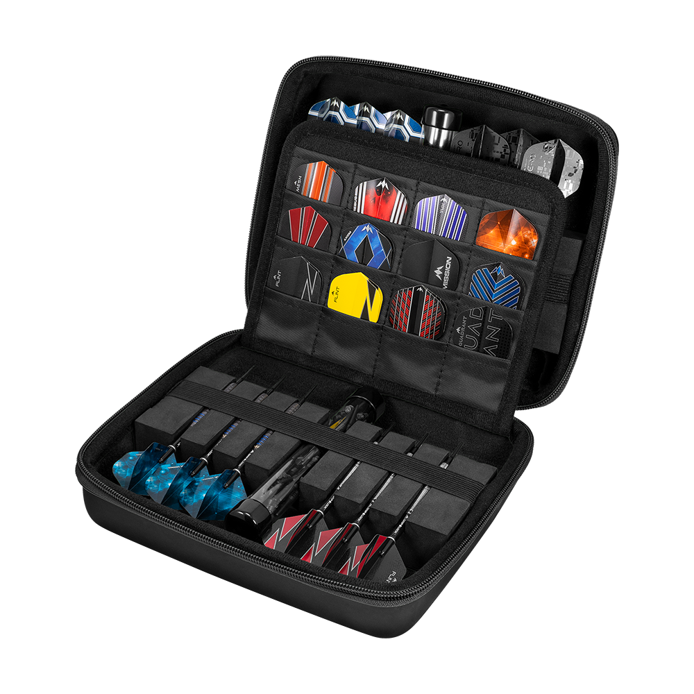 Mission Luxor Dart-Wallet Das Bild zeigt das Produkt mit dem Dateinamen M000441_Mission_Luxor_Dart-Wallet_Black_5. Dies könnte eine schwarze Dart-Tasche oder ein ähnliches Zubehör sein.