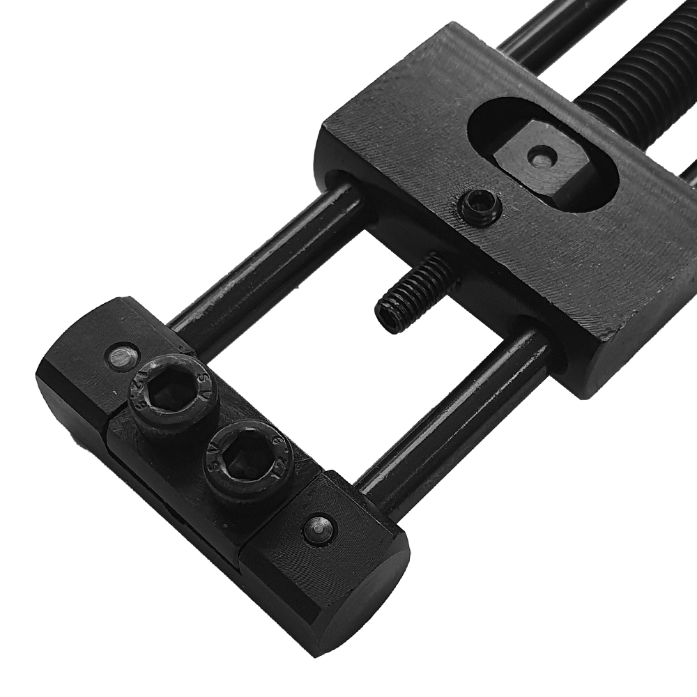 Designa Dart Repointer Black Pro Edition - Spitzenwechsler Designa Dart Repointer Black Pro Edition - Spitzenwechsler ist ein Tool zum Wechseln von Dartspitzen. Das Bild zeigt das Produkt aus schwarzem Material.