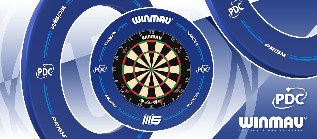 Das Bild zeigt eine professionelle Dartscheibe der Marke Winmau mit einem blauen PDC-Schutzring. Im Hintergrund sind mehrere blaue Ringe und die Logos von Winmau und PDC zu sehen.