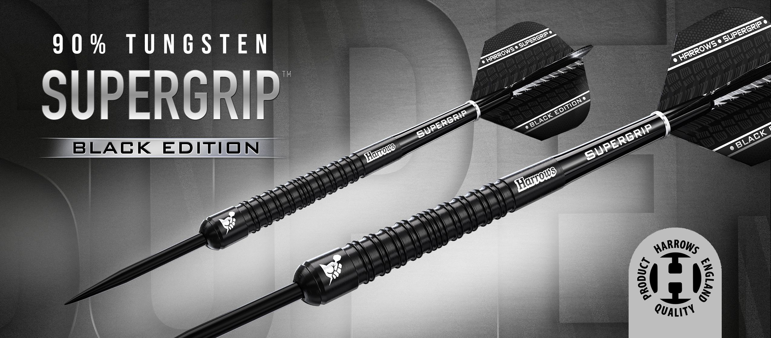Das Bild zeigt zwei schwarze Dartpfeile der Marke Harrows aus der Supergrip Black Edition. Auf dem Banner steht, dass die Pfeile zu 90 % aus Tungsten bestehen.
