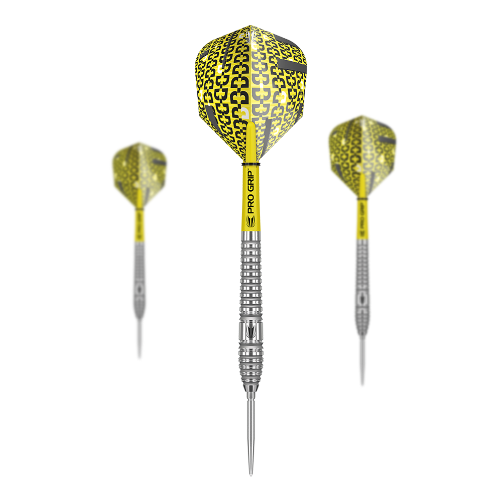 Target Bolide 03 Swiss Point Steeldarts Das Bild zeigt drei Target Bolide 03 Swiss Point Steeldarts mit gelb-schwarzen Flights und silbernen Barrels. Die Darts haben einen "Pro Grip"-Schaft und eine metallene Spitze.