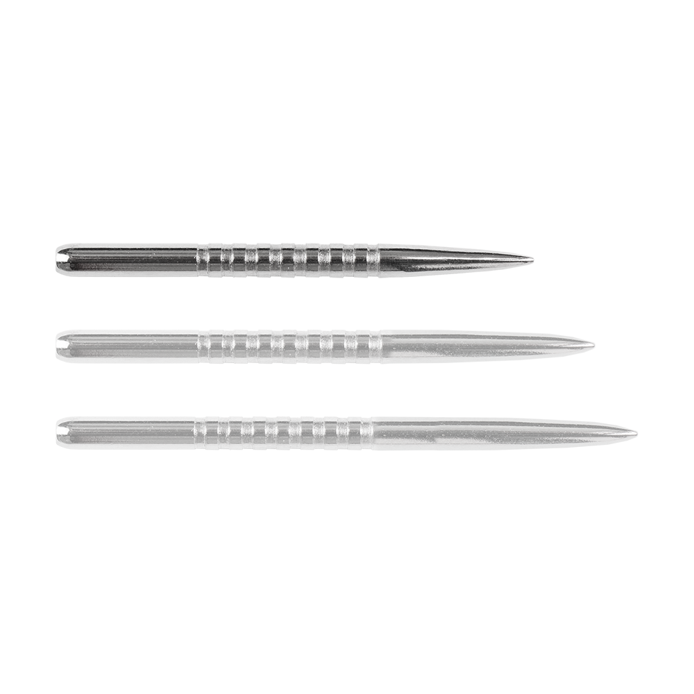 57781_Bulls_GP3_Steeldartspitzen_Silber_34mm_1yxO5rpQIsTUzL Das Bild zeigt drei silberne Steeldartspitzen des Produkts "Bulls GP3". Die Spitzen sind länglich, aus Metall und haben eine geriffelte Struktur im mittleren Bereich.