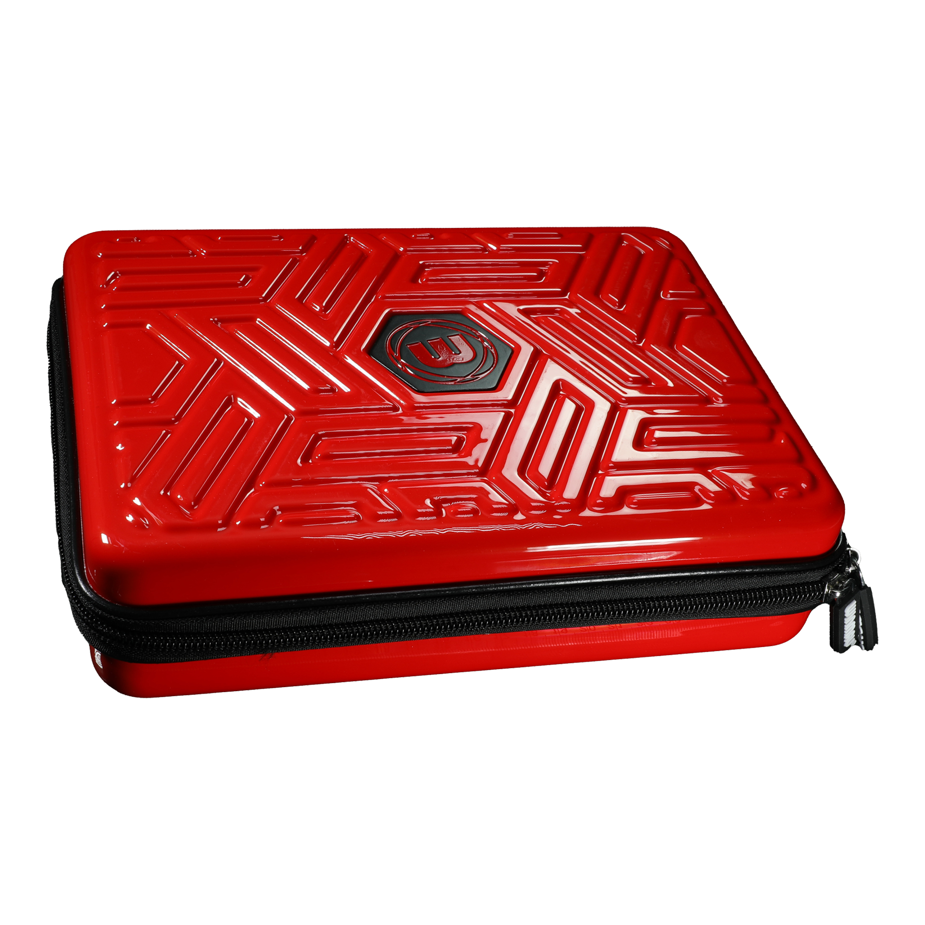 Dies ist ein rotes Dart-Etui mit einem schwarzen Reißverschluss. Das Etui hat ein geometrisches Muster auf der Oberfläche und ein rundes Logo in der Mitte.