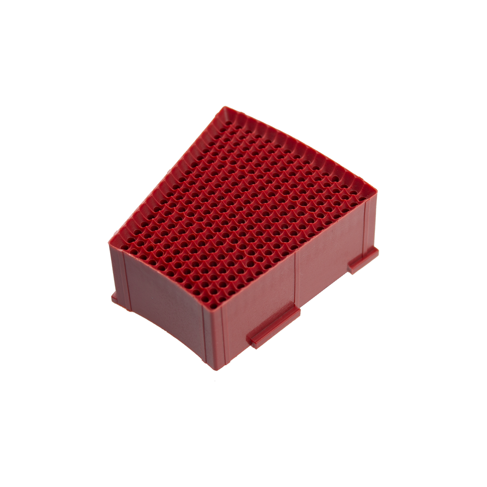 Das Bild zeigt ein rotes Ersatzfeld für eine Löwen Dartscheibe. Das Ersatzfeld hat viele kleine Löcher und ist dreieckig geformt.