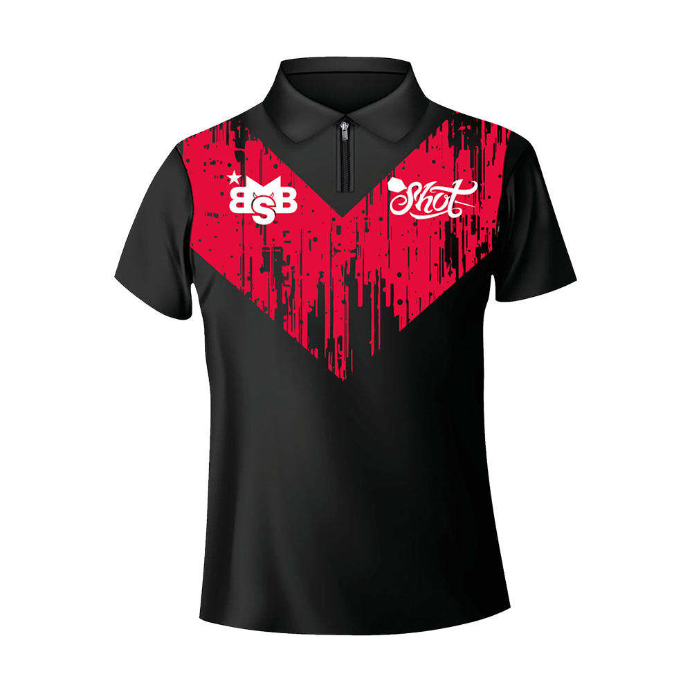 Shot Michael Smith Bully Boy Dartshirt Das Bild zeigt ein schwarzes Dartshirt mit einem auffälligen roten Muster auf der Brust. Auf dem Shirt sind die Logos „BSB“ und „Shot“ zu sehen.
