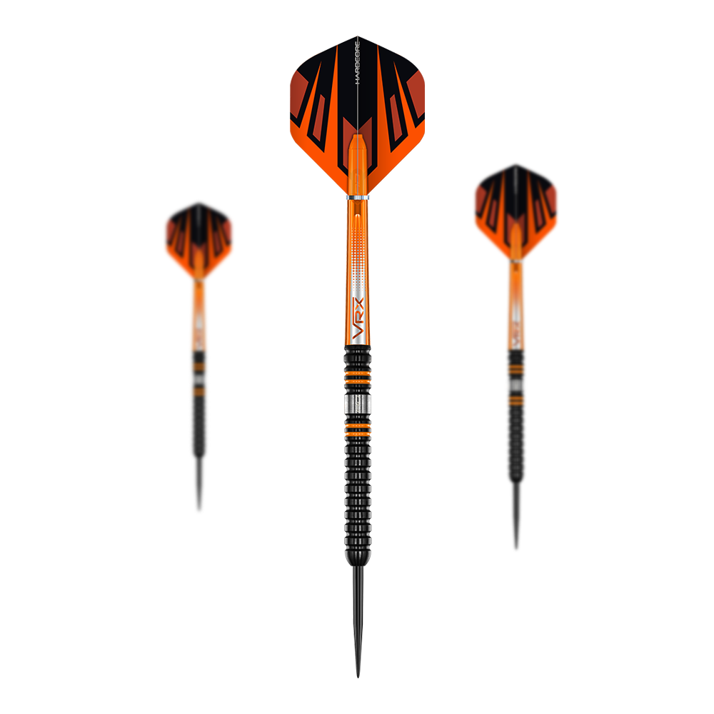 Red Dragon Amberjack Pro 1 Steeldarts Das Bild zeigt drei Steeldarts des Produkts „Red Dragon Amberjack Pro 1“. Die Darts sind überwiegend schwarz und orange gestaltet und haben eine moderne, sportliche Optik.