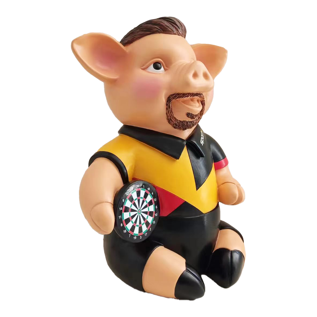 Sport1 Deutschland Phrasenschwein Auf dem Bild ist ein Sparschwein in Form eines Schweinchens mit Bart und Dartbrett zu sehen. Es trägt ein Trikot in den Farben Schwarz, Rot und Gelb und ist das "Sport1 Deutschland Phrasenschwein 2024".