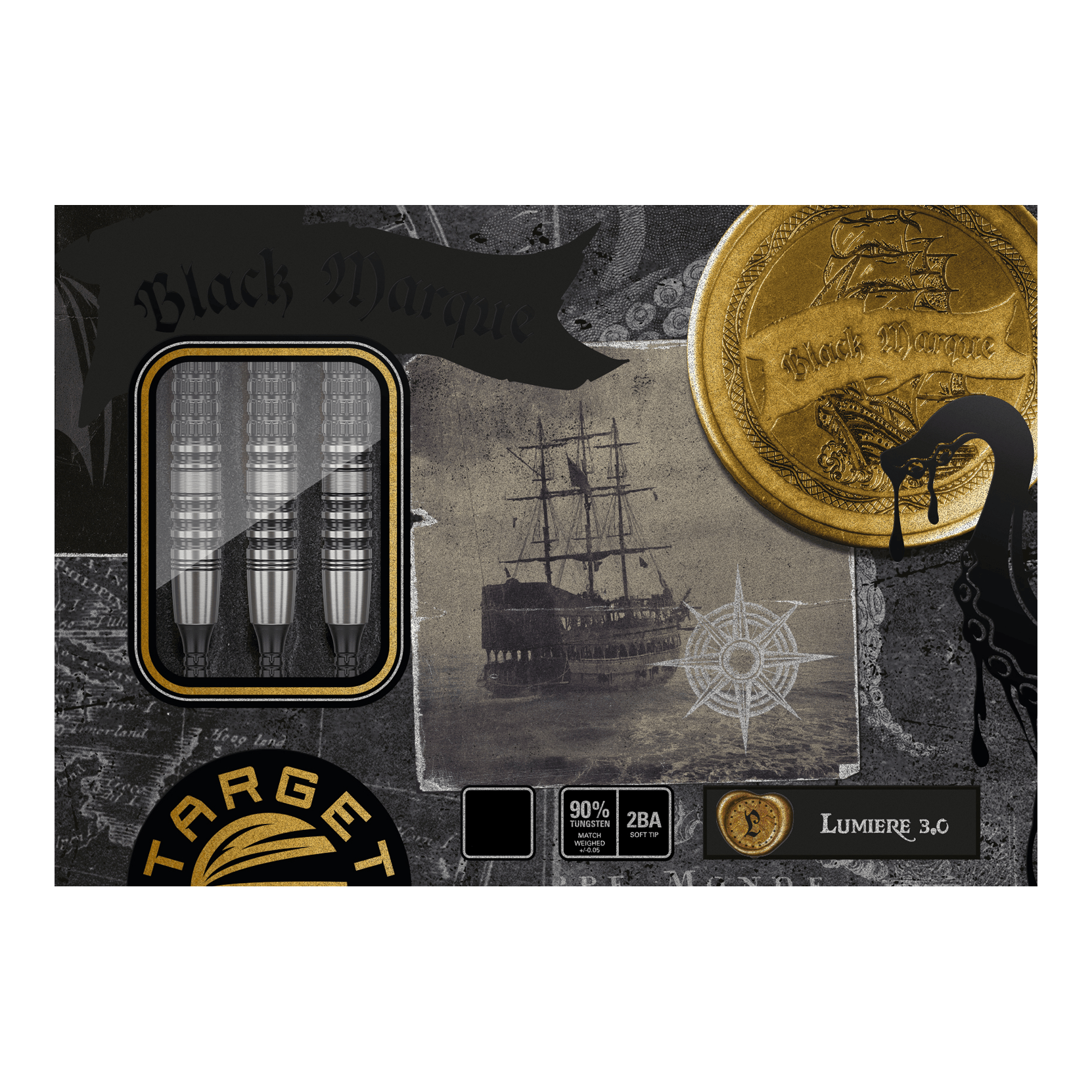 Target Japan Black Marque Lumiere GEN3 Softdarts - 18,5g Die Abbildung zeigt die Verpackung der "Target Japan Black Marque Lumiere GEN3 Softdarts - 18,5g". Auf der Verpackung sind drei Dartpfeile, ein altes Segelschiff und ein goldener Münzmotiv zu sehen.