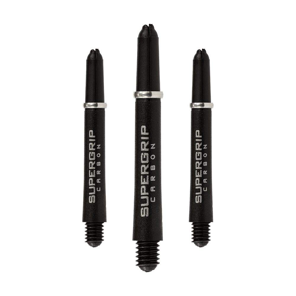 HR355_Harrows_Supergrip_Carbon_Shafts_Silber_40mm_18aHLd36MweyeD Das Bild zeigt drei schwarze Harrows Supergrip Carbon Shafts in verschiedenen Größen. Die Shafts haben silberne Ringe und den Schriftzug "SUPERGRIP CARBON" in Weiß.