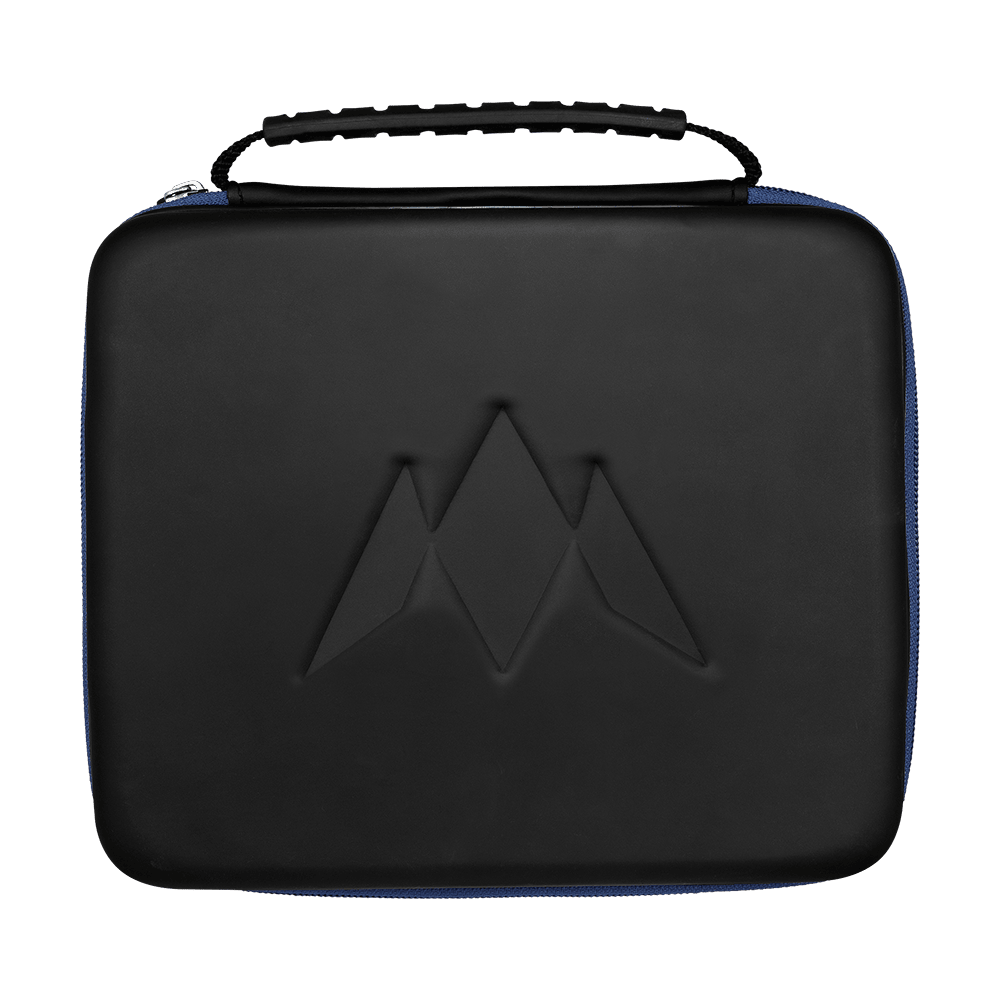 Mission Luxor Dart-Wallet Dies ist eine schwarze Tasche mit einem eingeprägten Logo auf der Vorderseite. Sie hat einen Tragegriff und einen blauen Reißverschluss.